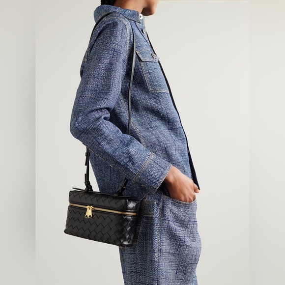 ❗️Sold Bottega Veneta
Intrecciato Leather Convertible
Vanity Case - Picture 7 of 8